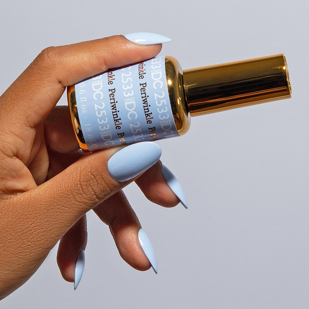Daisy DND DC Gel Polish Periwinkle 2533 lacquer bottle close-up showing smooth finish.
