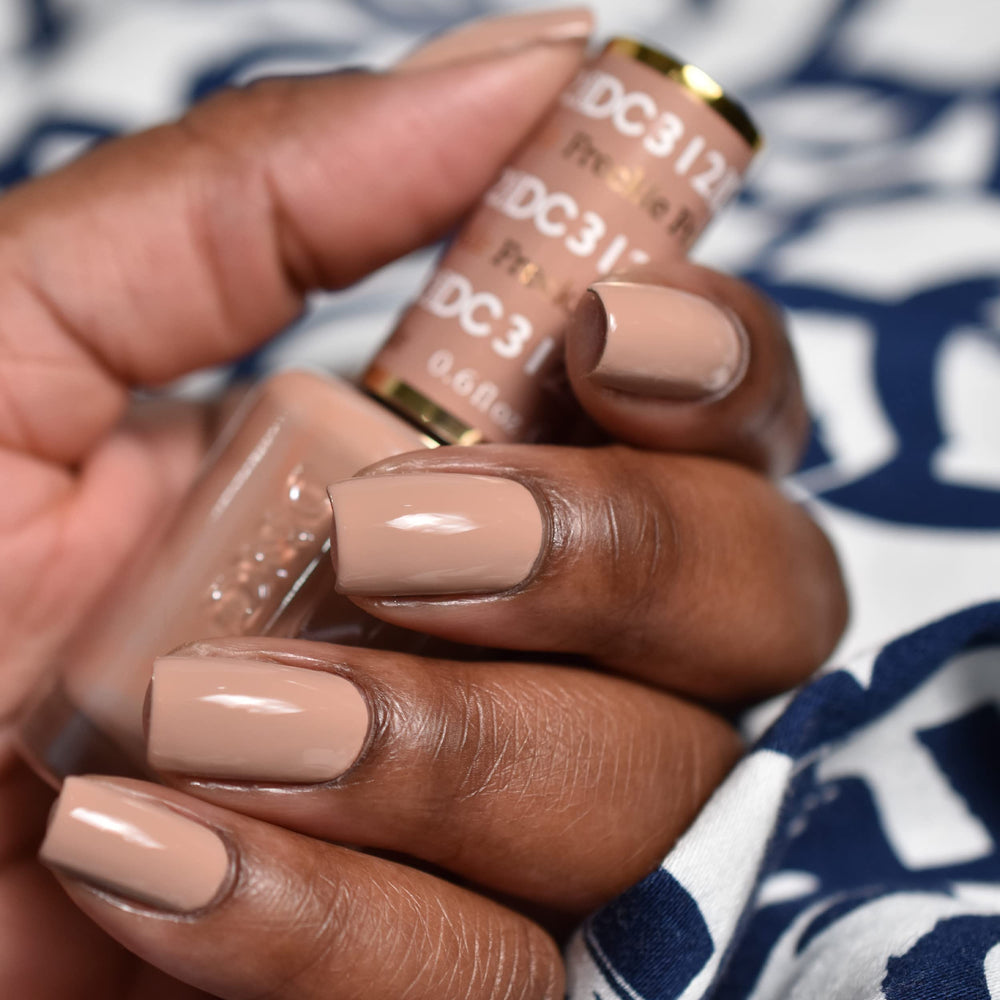 DAISY DND Freckle 312 lacquer swatch showing matching color and quick-dry look