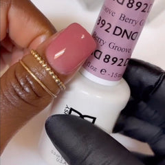 DAISY DND gel nail kit application demonstrates smooth, salon-like results