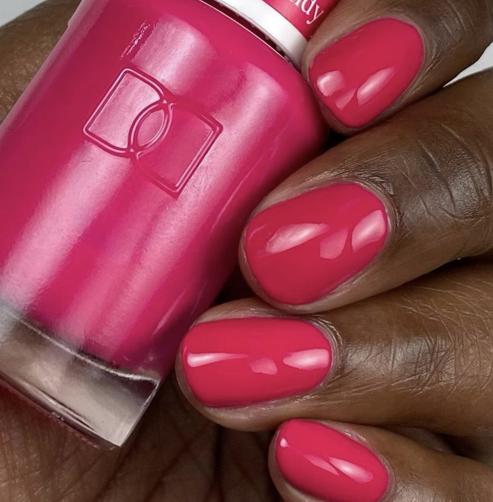 DAISY DND 711 Kandy gel bottle with swatch shows vibrant bubblegum shade