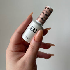 Daisy DND Glass Peach-887 lacquer: glossy peach finish for coordinated manicures.