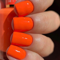 Daisy DND orange gel polish swatches show opaque coverage and true color