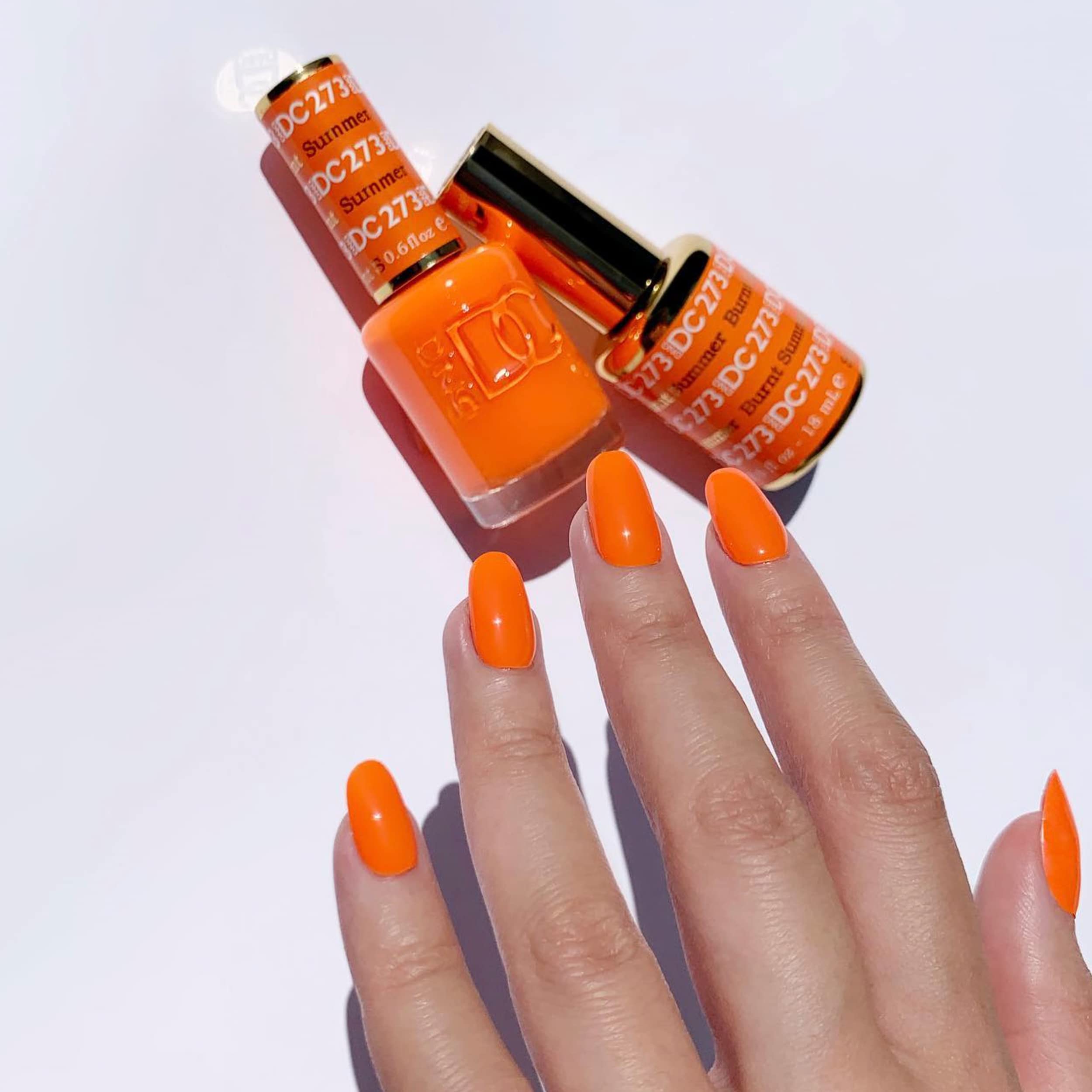 Daisy DND orange lacquer bottle close-up demonstrates glossy finish and quick-dry convenience.