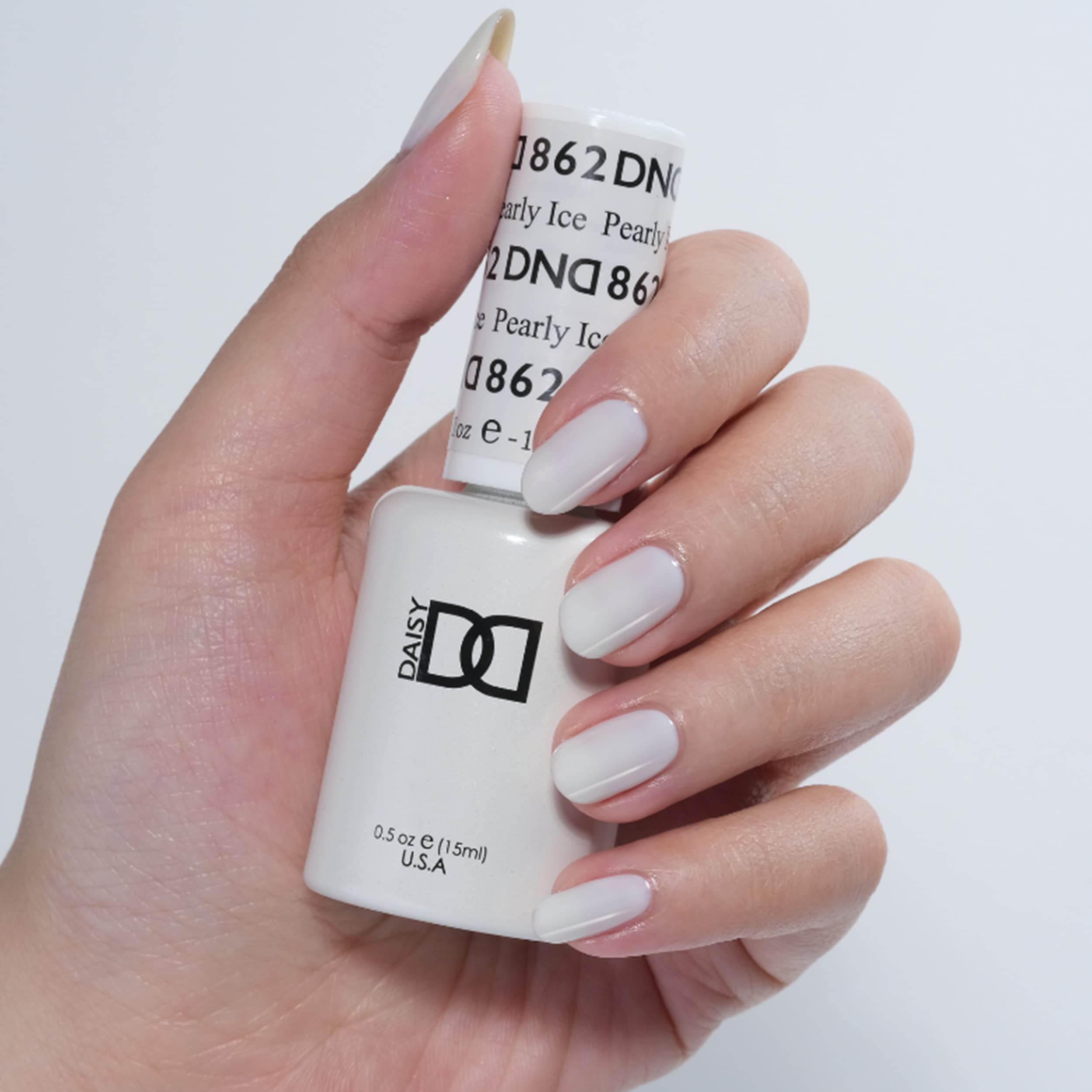 Daisy DND Pearly Ice lacquer bottle for quick, coordinated color.