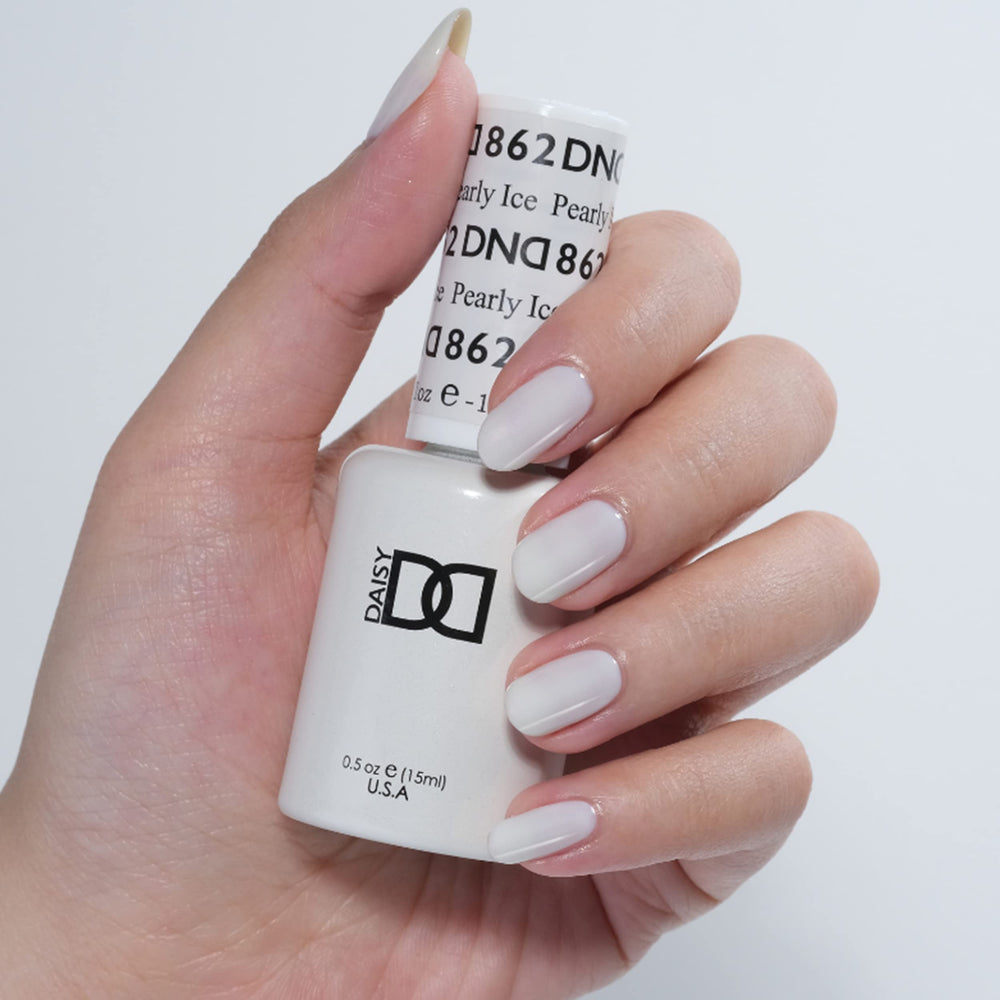 Daisy DND Pearly Ice lacquer bottle for quick, coordinated color.
