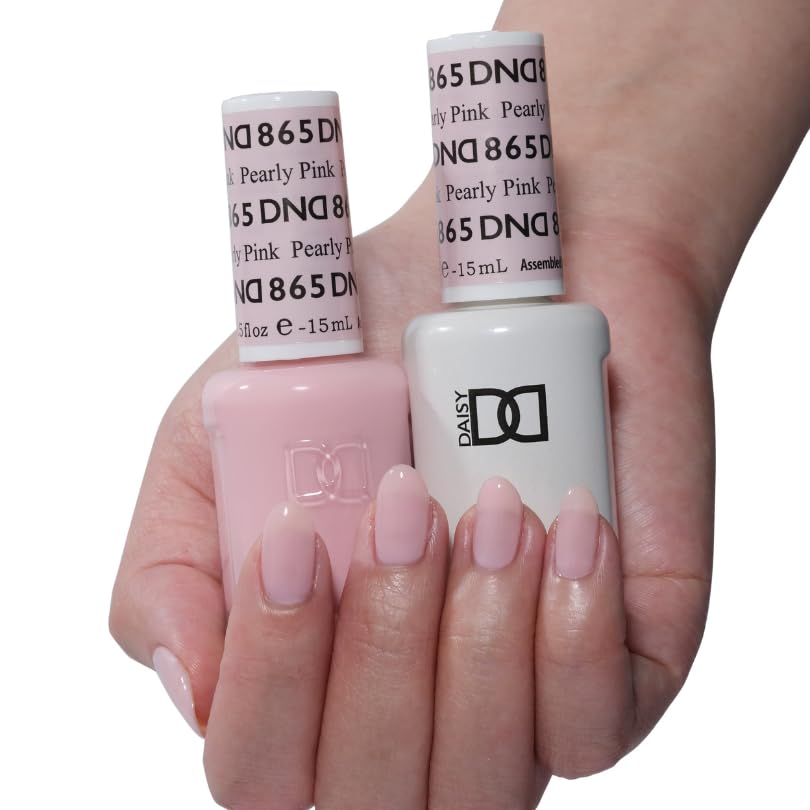Daisy DND Pearly Pink lacquer bottle featuring quick-dry, chip-free topcoat compatibility.