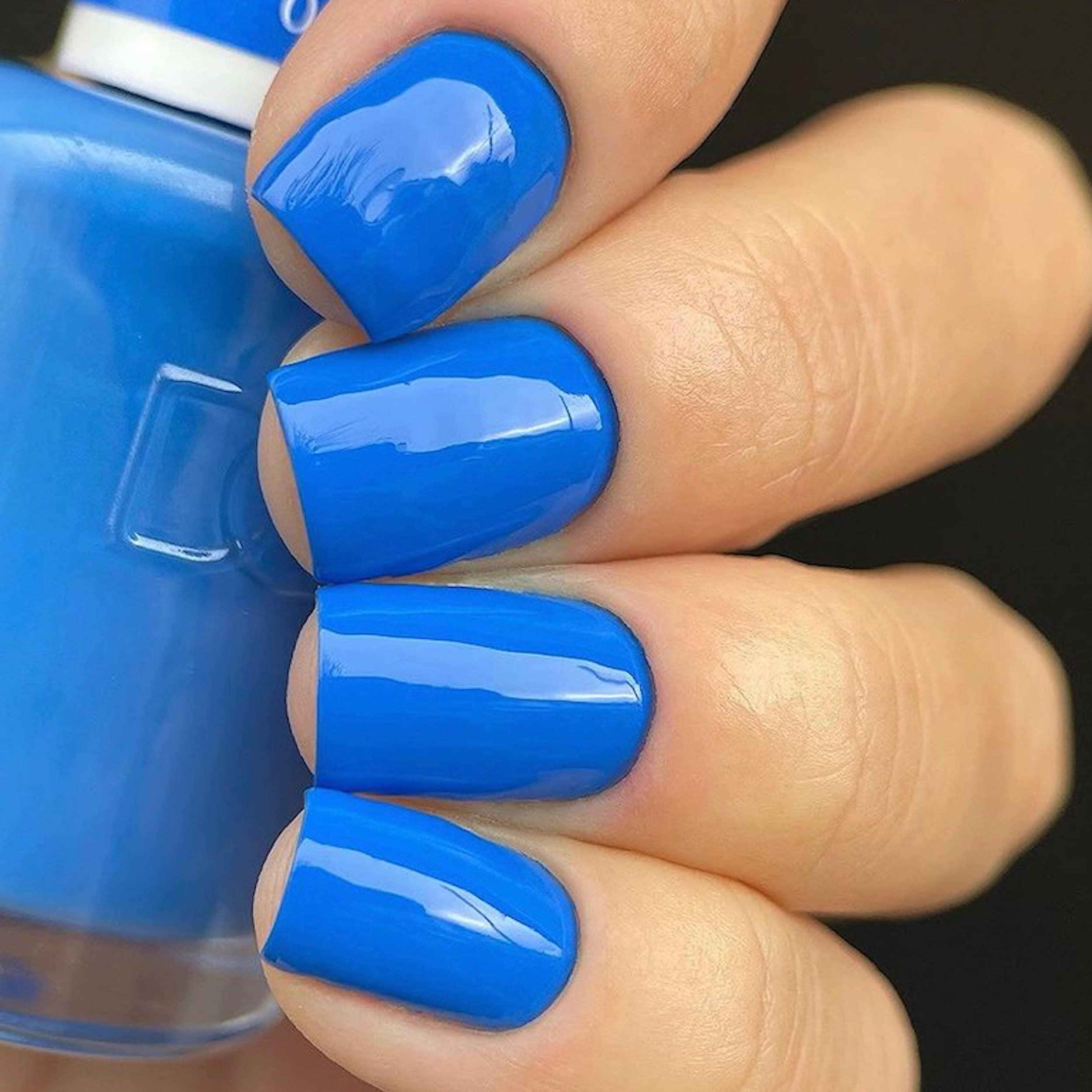 Daisy DND Rock n Blue air-dry lacquer swatch with chip-free finish.