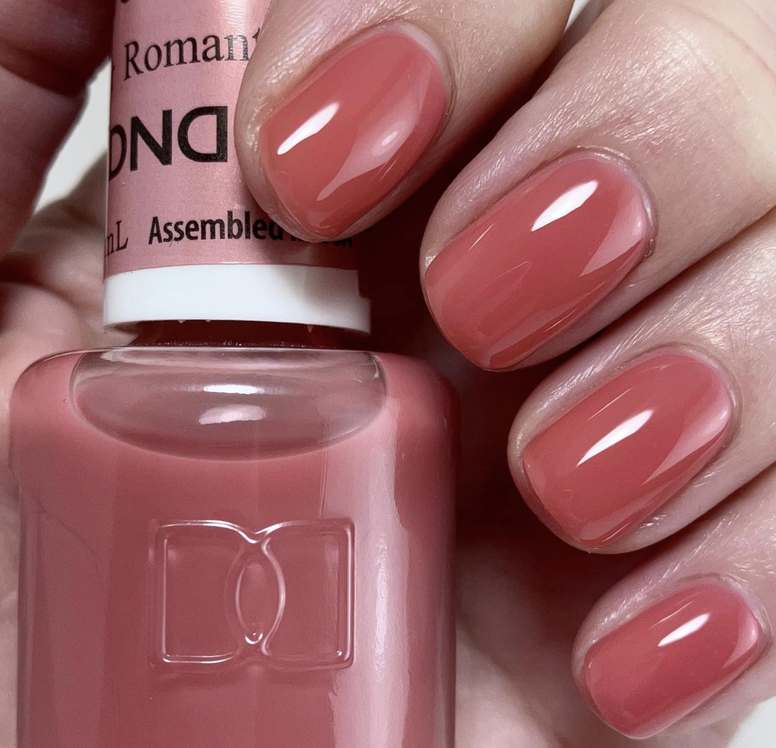 DAISY DND Romantic Lover 890 lacquer bottle complements a coordinated gel manicure.