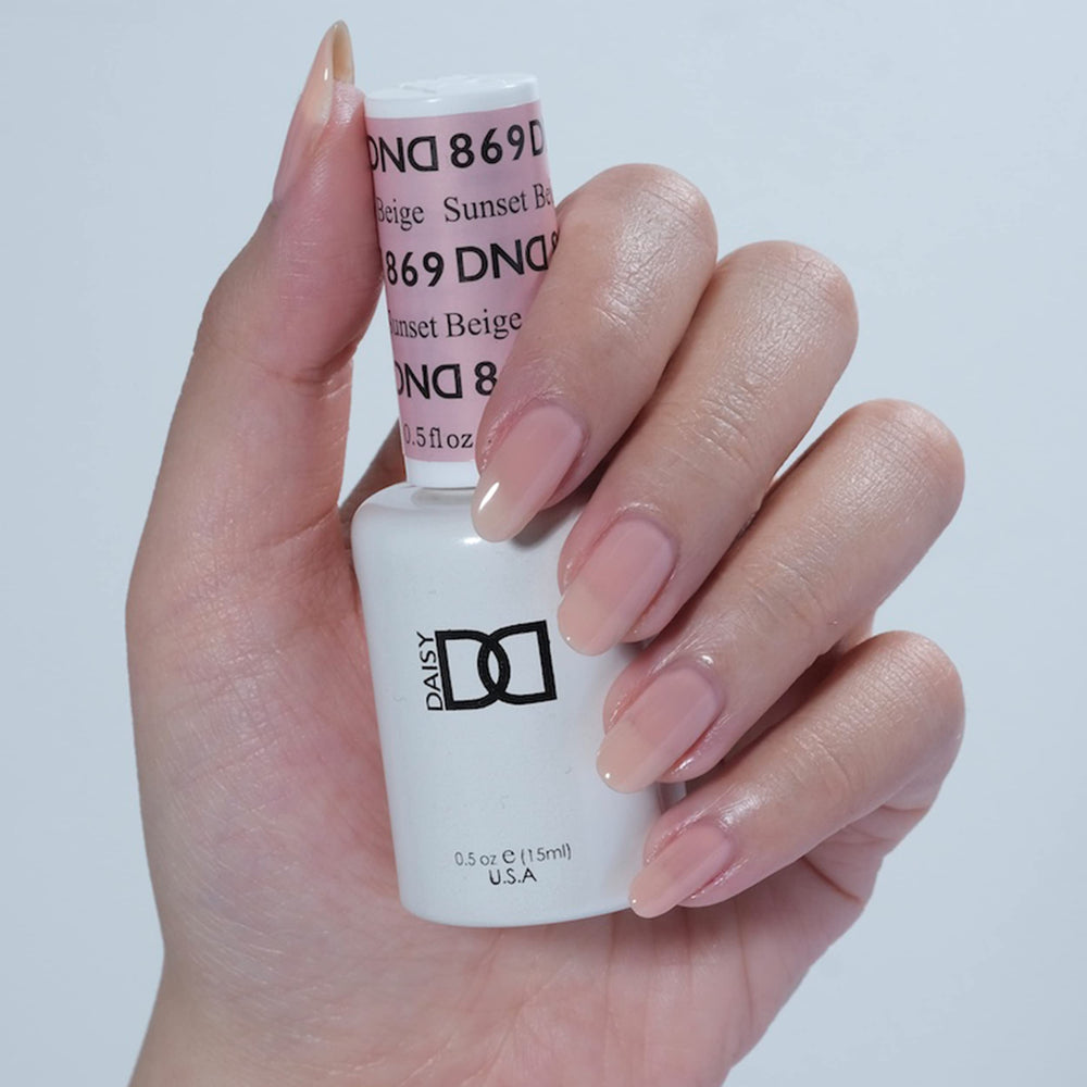 Daisy DND Sunset Beige lacquer bottle showing a glossy, even finish for easy wear.