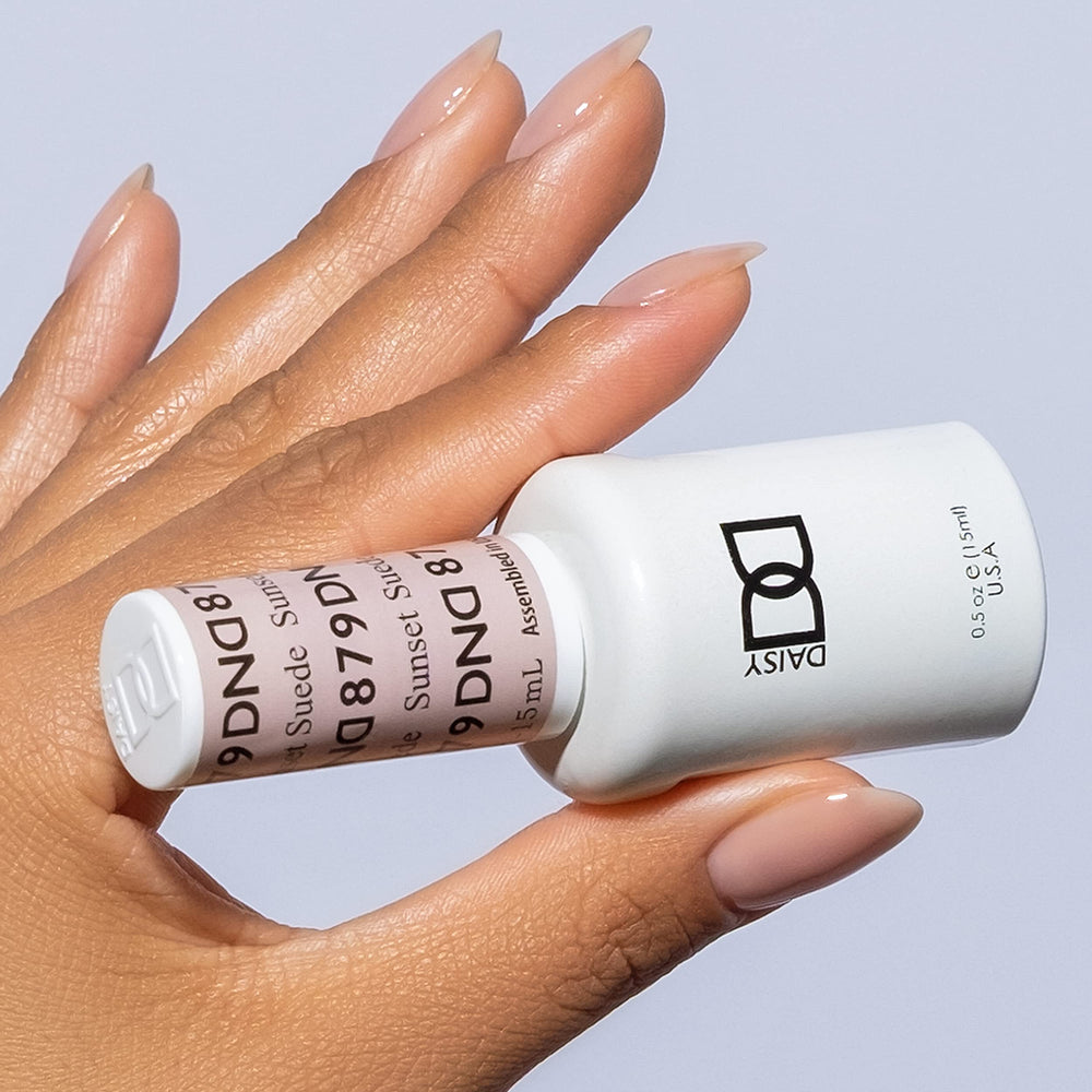 DAISY DND Sunset Suede lacquer bottle showing a complementary color and shine.