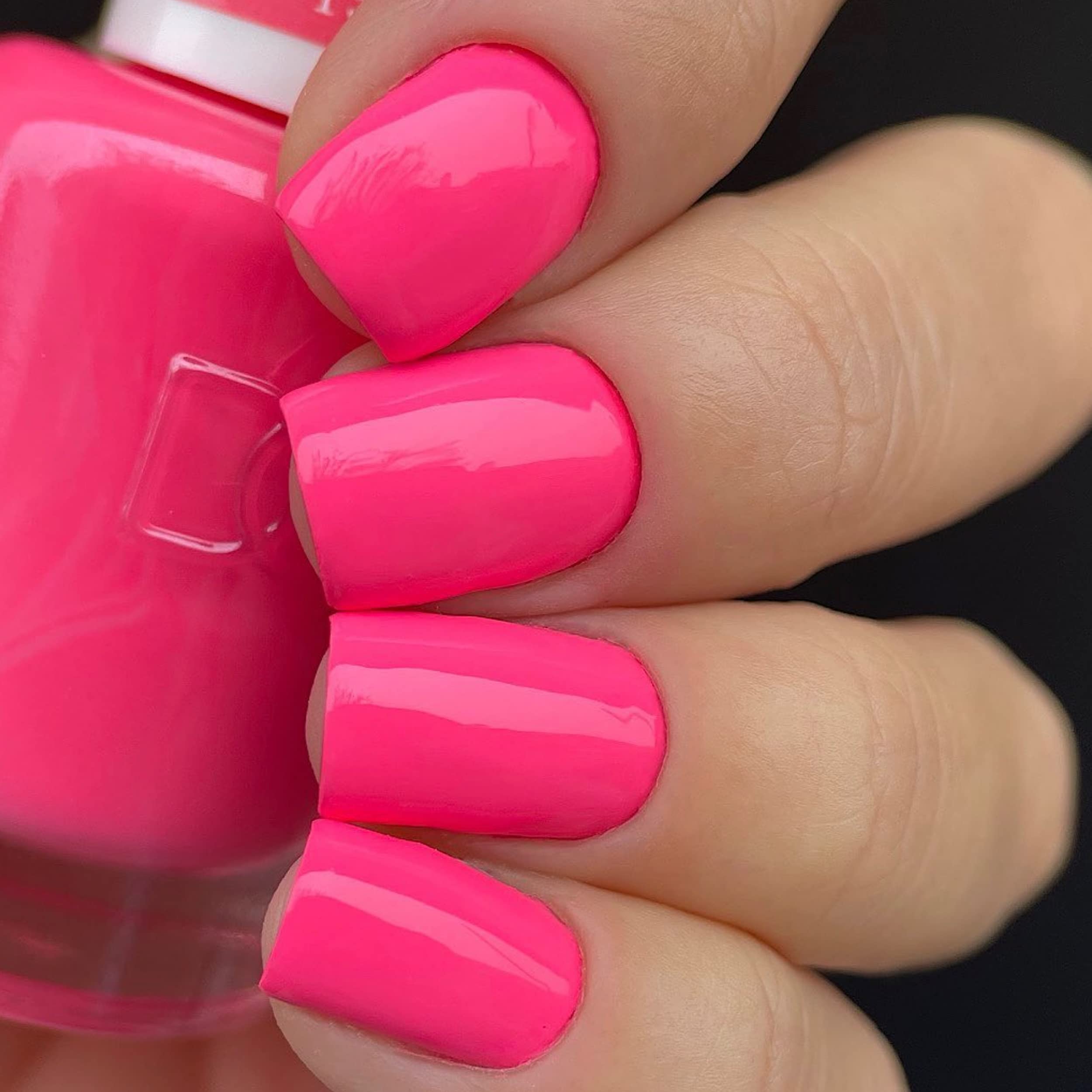 Daisy DND Sweet Tooth lacquer bottle in pink for quick air-dry finish