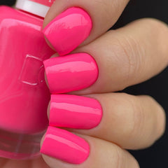 Daisy DND Sweet Tooth lacquer bottle in pink for quick air-dry finish