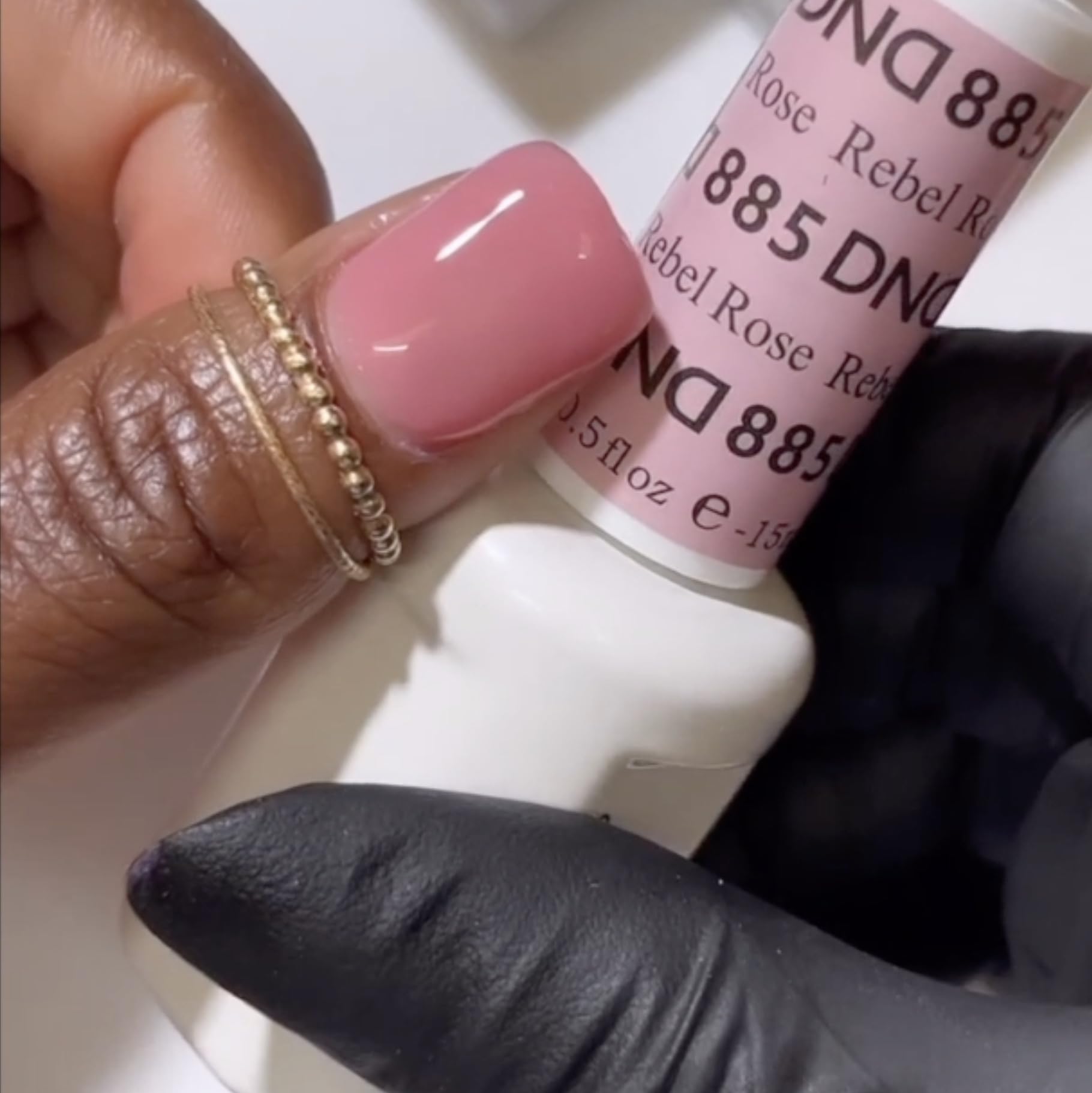 DAISY DND vegan cruelty-free label signals safe, ethical nail care.