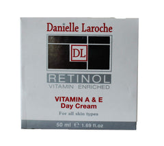 DL Retinol Day Cream spread shows smooth texture for daytime hydration.