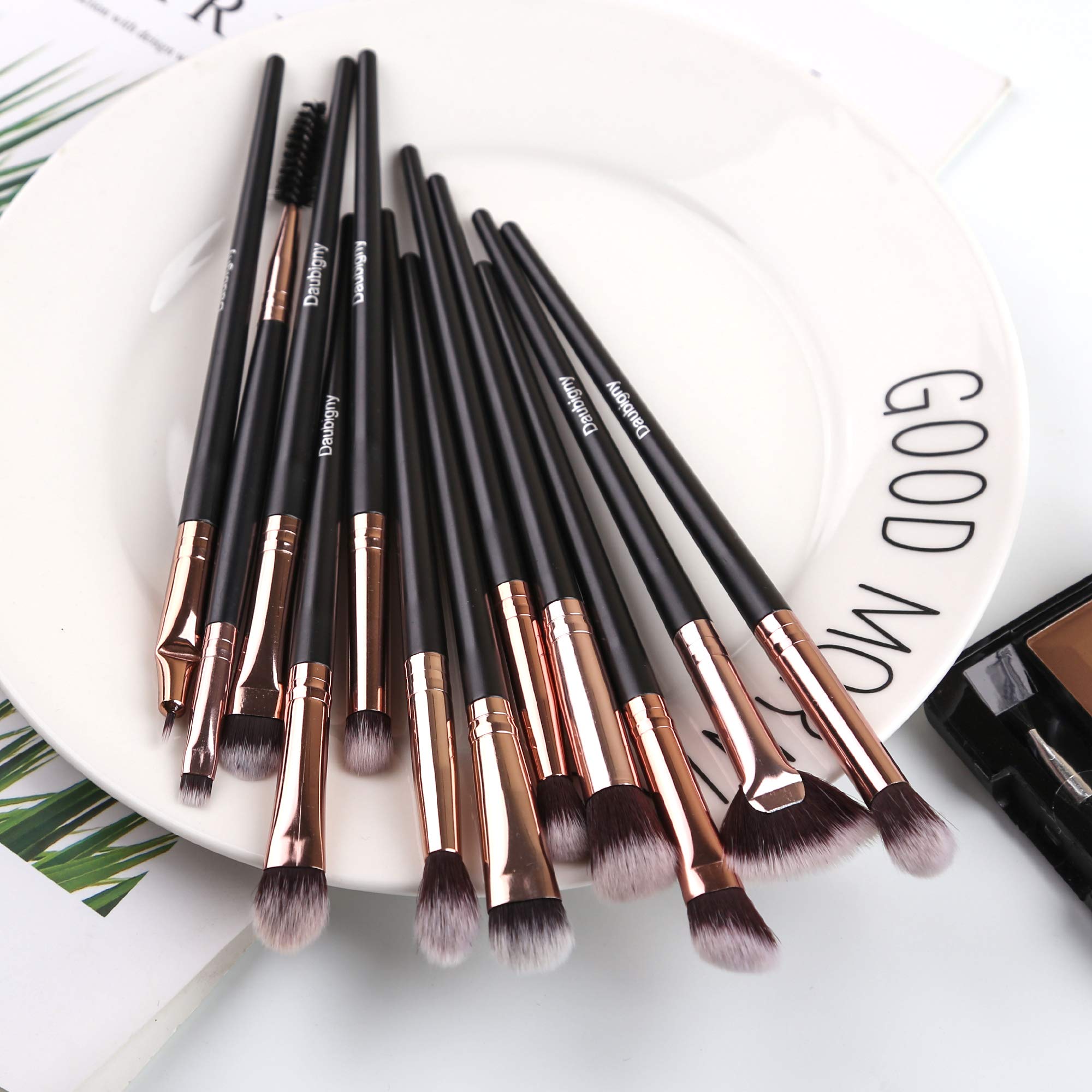 Daubigny flat shader brush applies color evenly on the lid