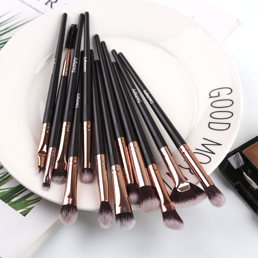 Daubigny flat shader brush applies color evenly on the lid