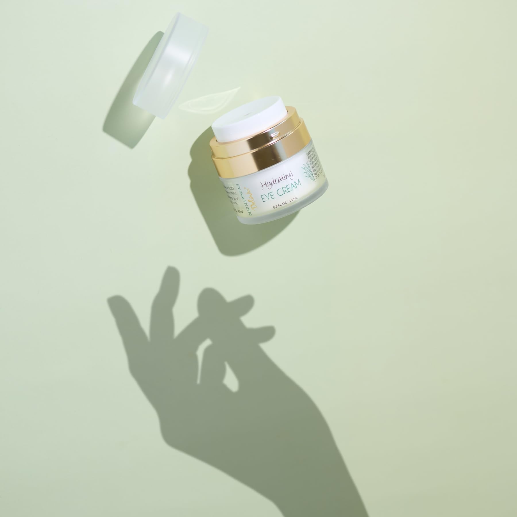 Night-time use of Delúvia eye cream for gentle moisturization around eyes