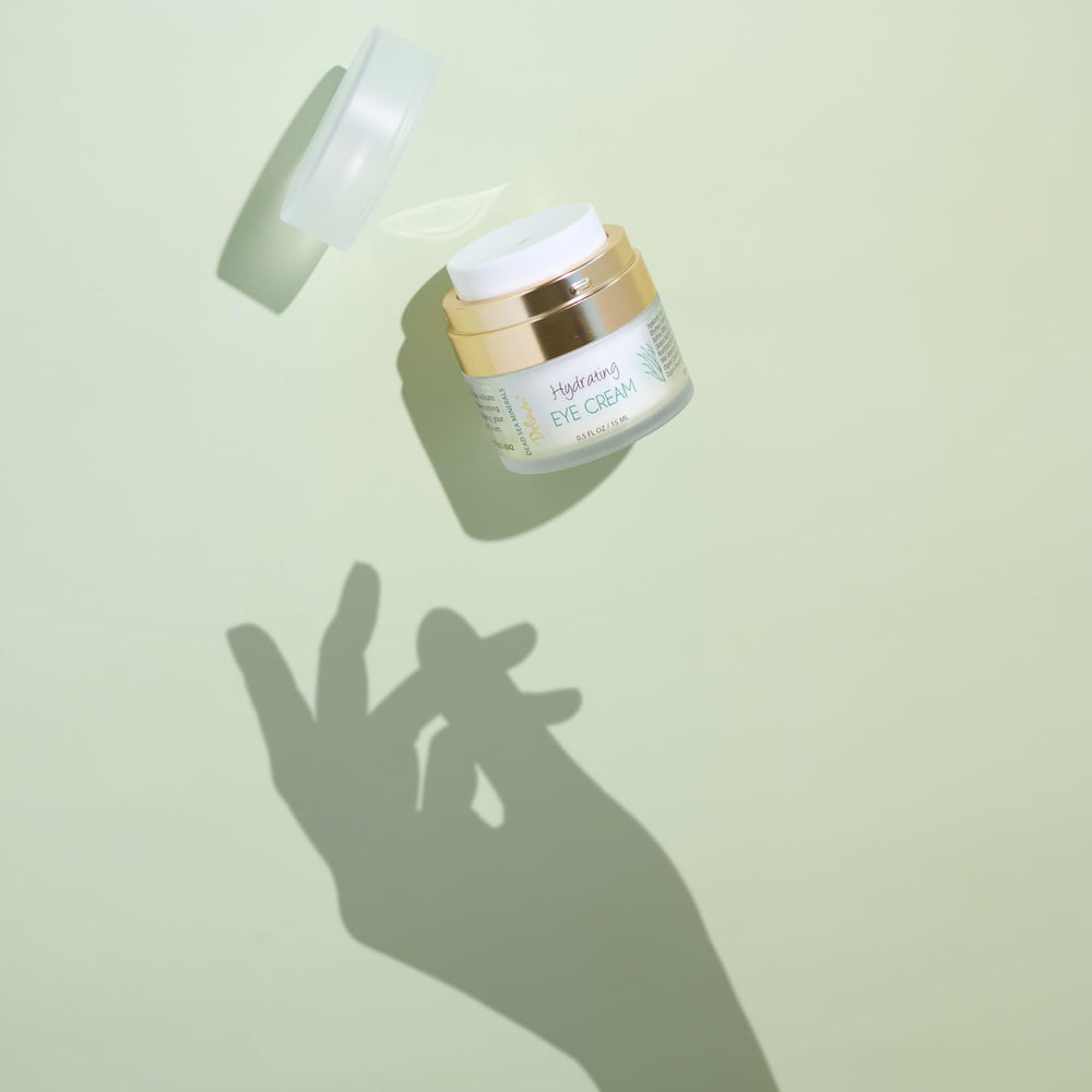 Night-time use of Delúvia eye cream for gentle moisturization around eyes