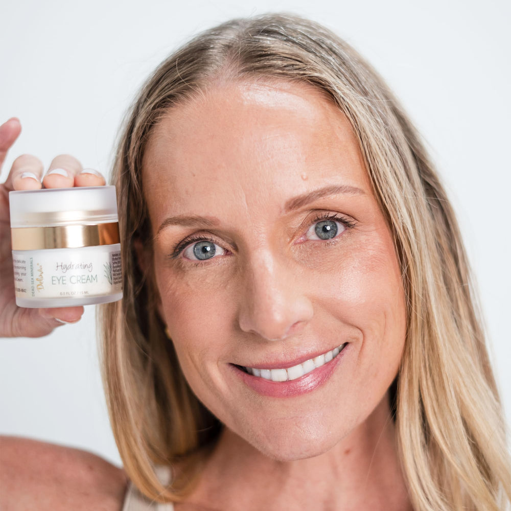 Texture close-up showing creamy Delúvia formula for smooth application