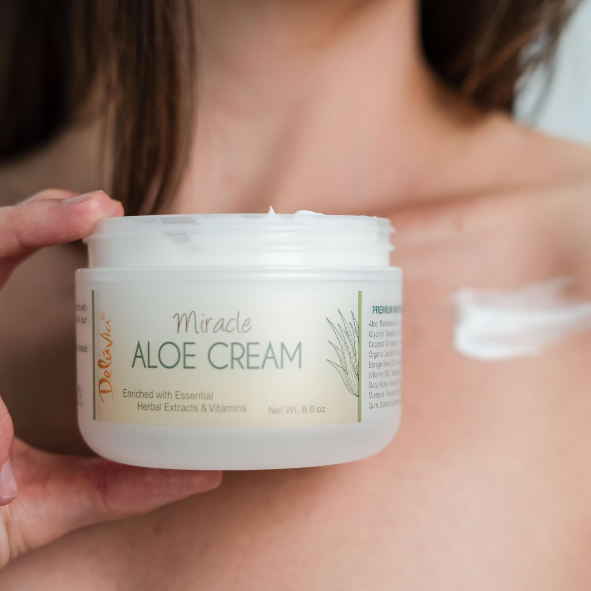 DELÚVIA Miracle Aloe Cream revitalizing facial hydration and glow.