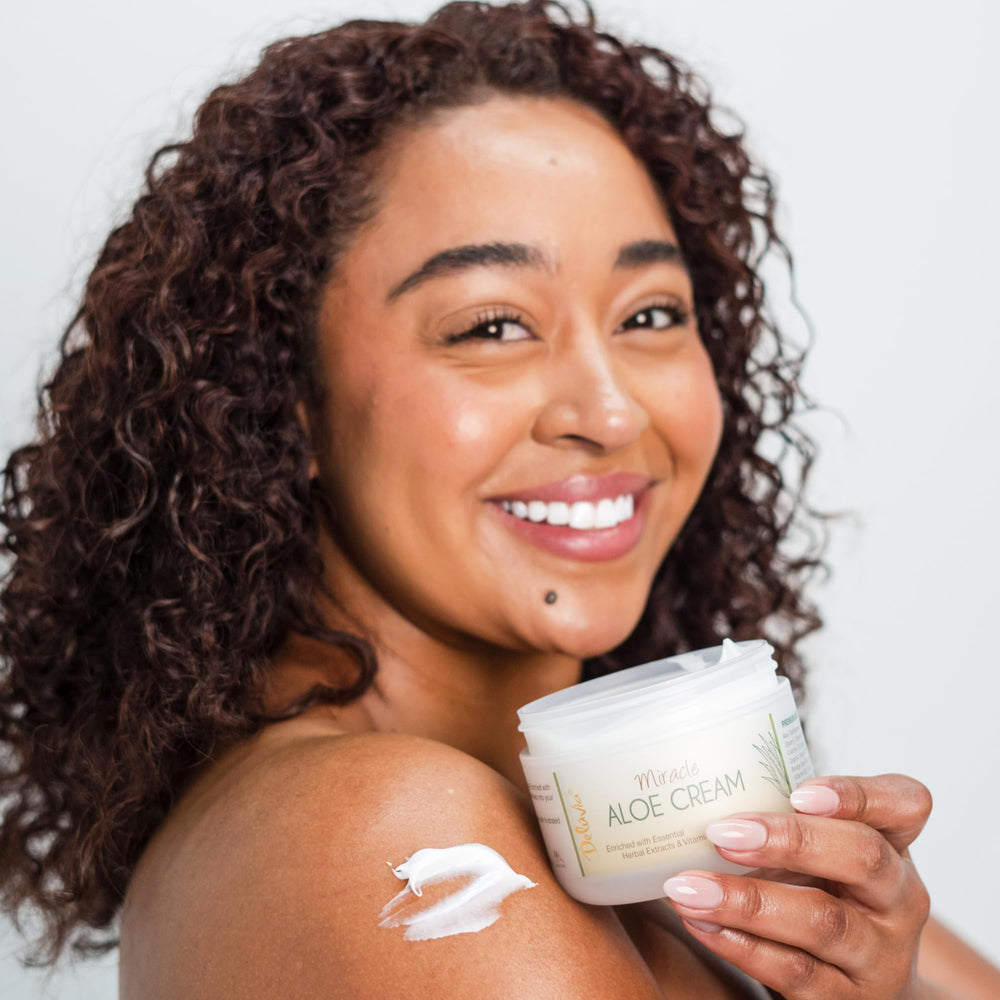 DELÚVIA Miracle Aloe Cream on hands soothing dry skin.