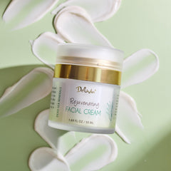 Delúvia ingredients close-up: aloe vera and coconut oil for skin nourishment