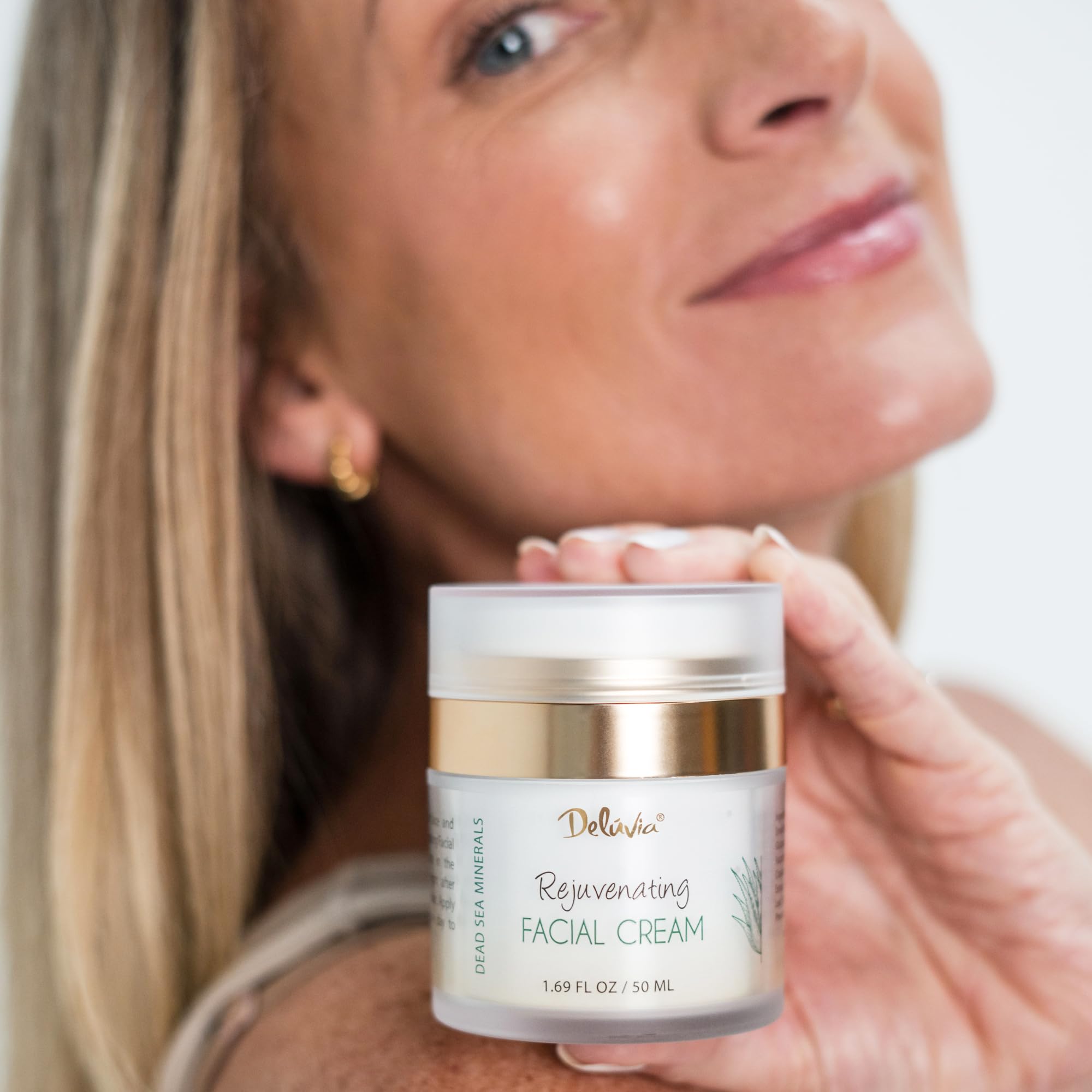 Delúvia cream texture close-up with smooth, rich consistency
