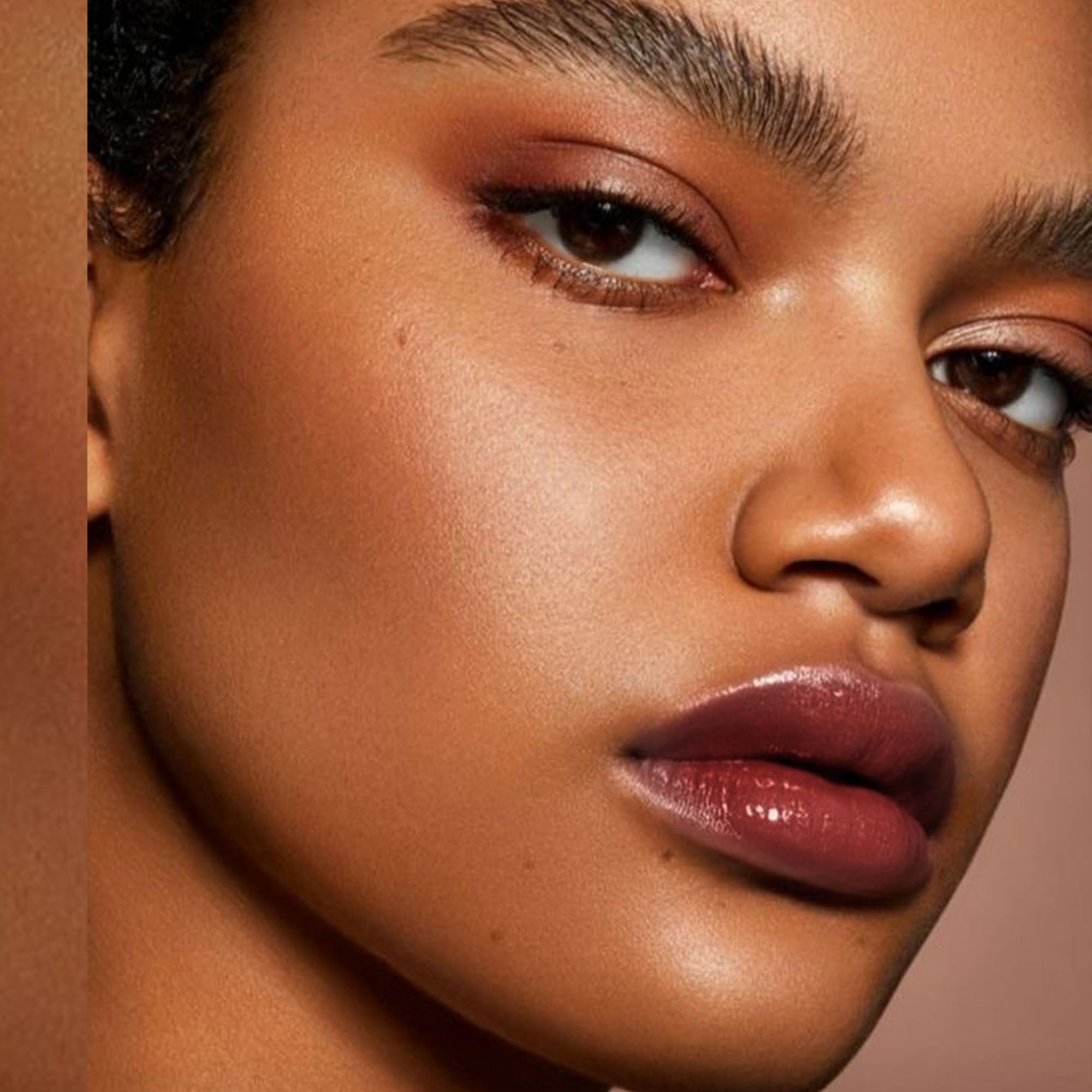 Depuplum Lipstick glides on smoothly with comfortable shine.