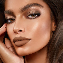 Depuplum smudge-proof full-coverage lip finish demonstrated on samples.