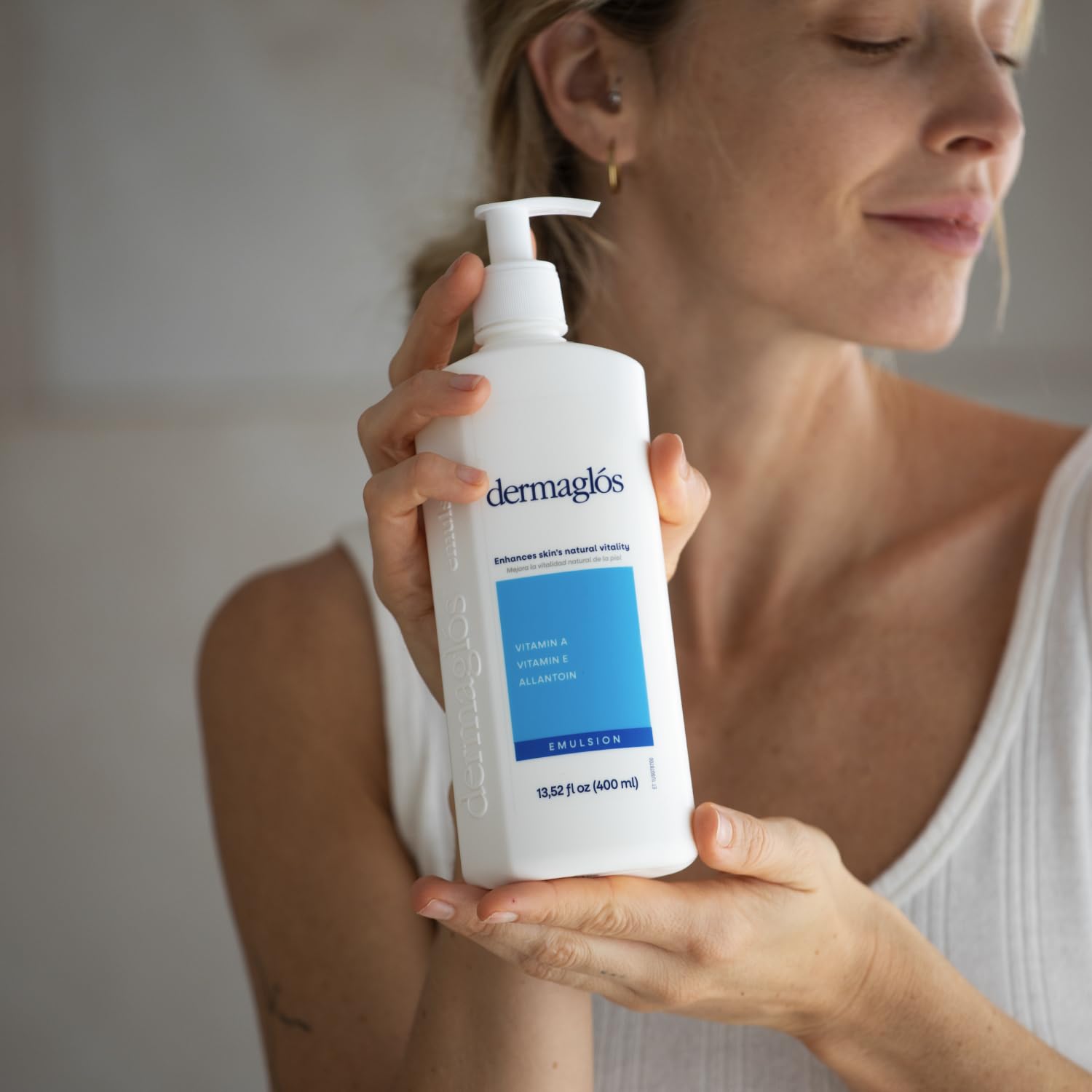 Dermaglós moisturizing body lotion jar emphasizes generous 13.52 oz size