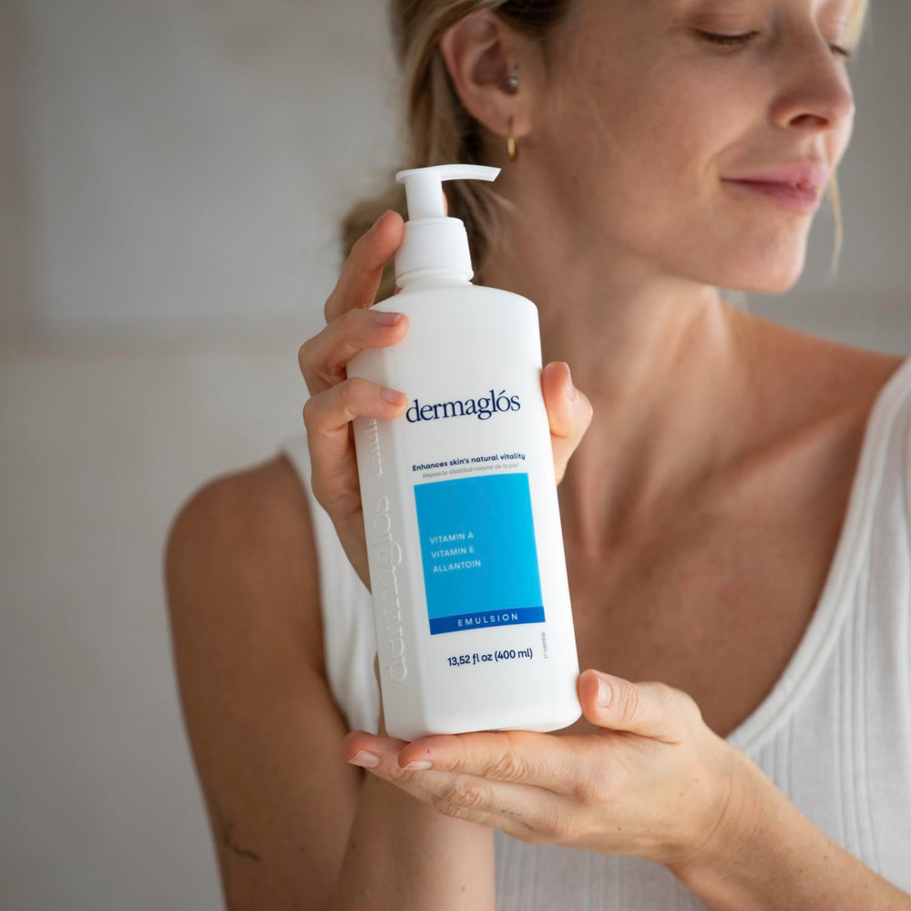 Dermaglós lotion supports skin resilience around stretch marks.