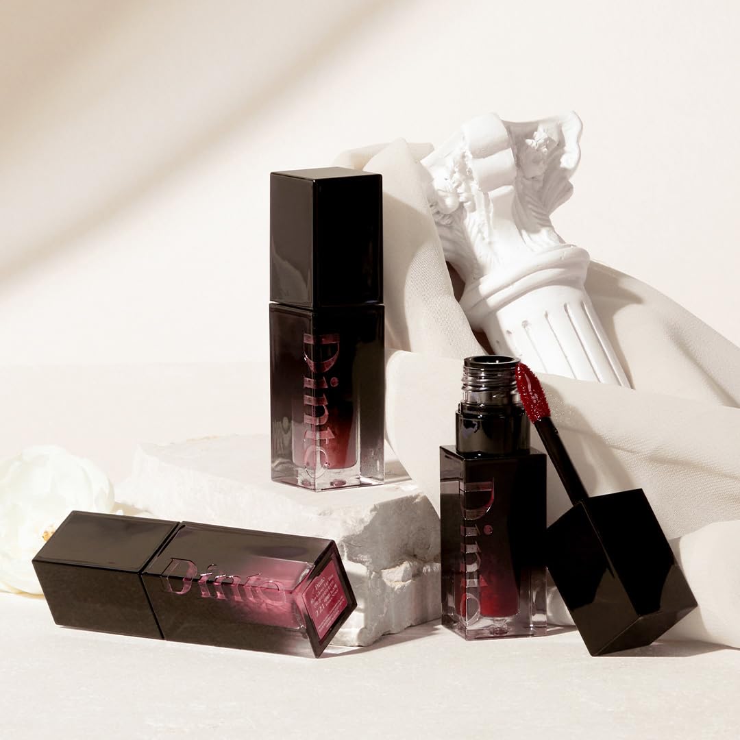 DINTO Blur-Glowy Lip Tint creates a glassy finish with a soft, luminous glow.