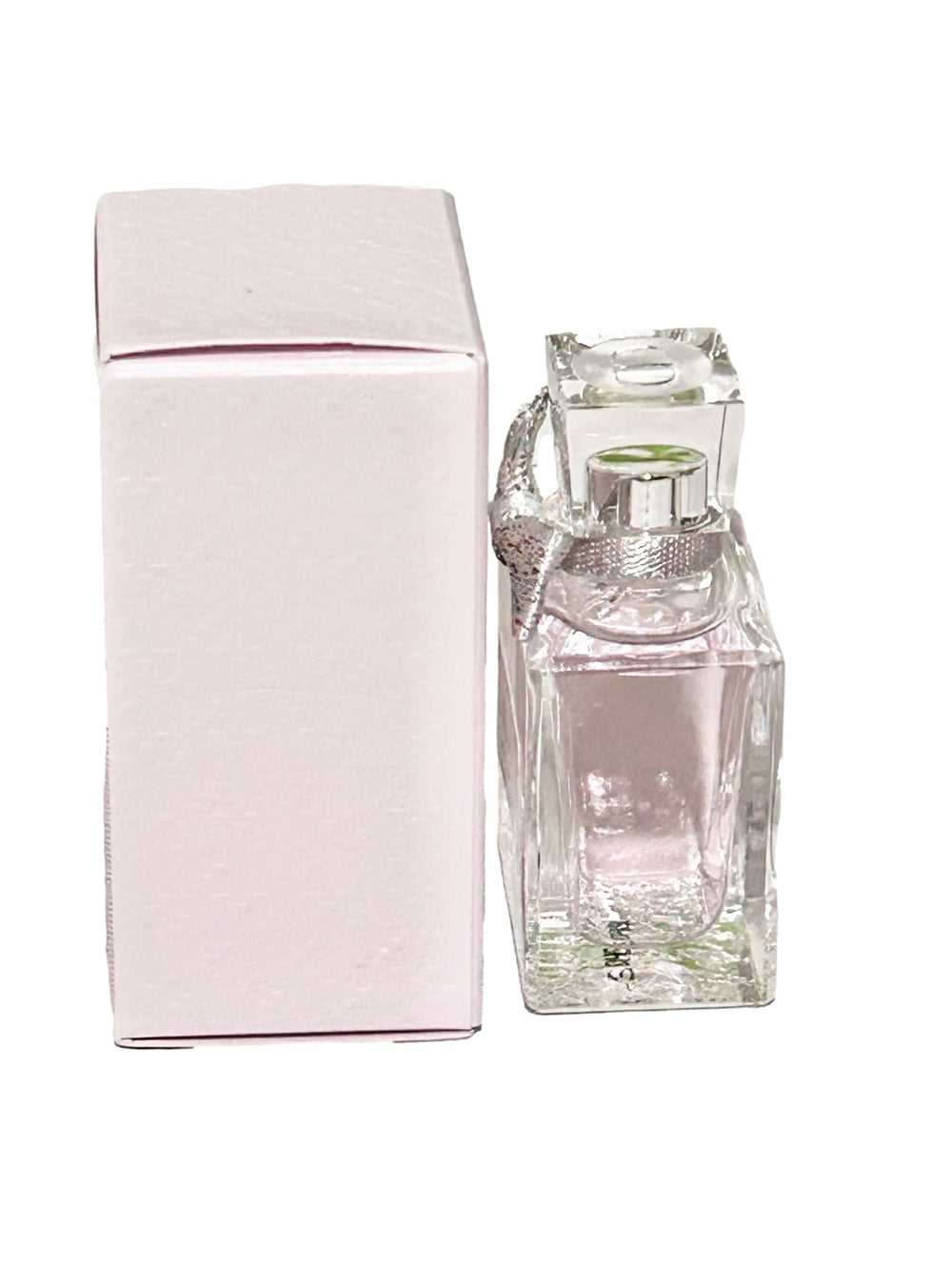 Miss Dior Blooming Bouquet bottle cap close-up, highlights soft pink hue for everyday elegance