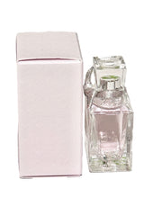 Miss Dior Blooming Bouquet bottle cap close-up, highlights soft pink hue for everyday elegance