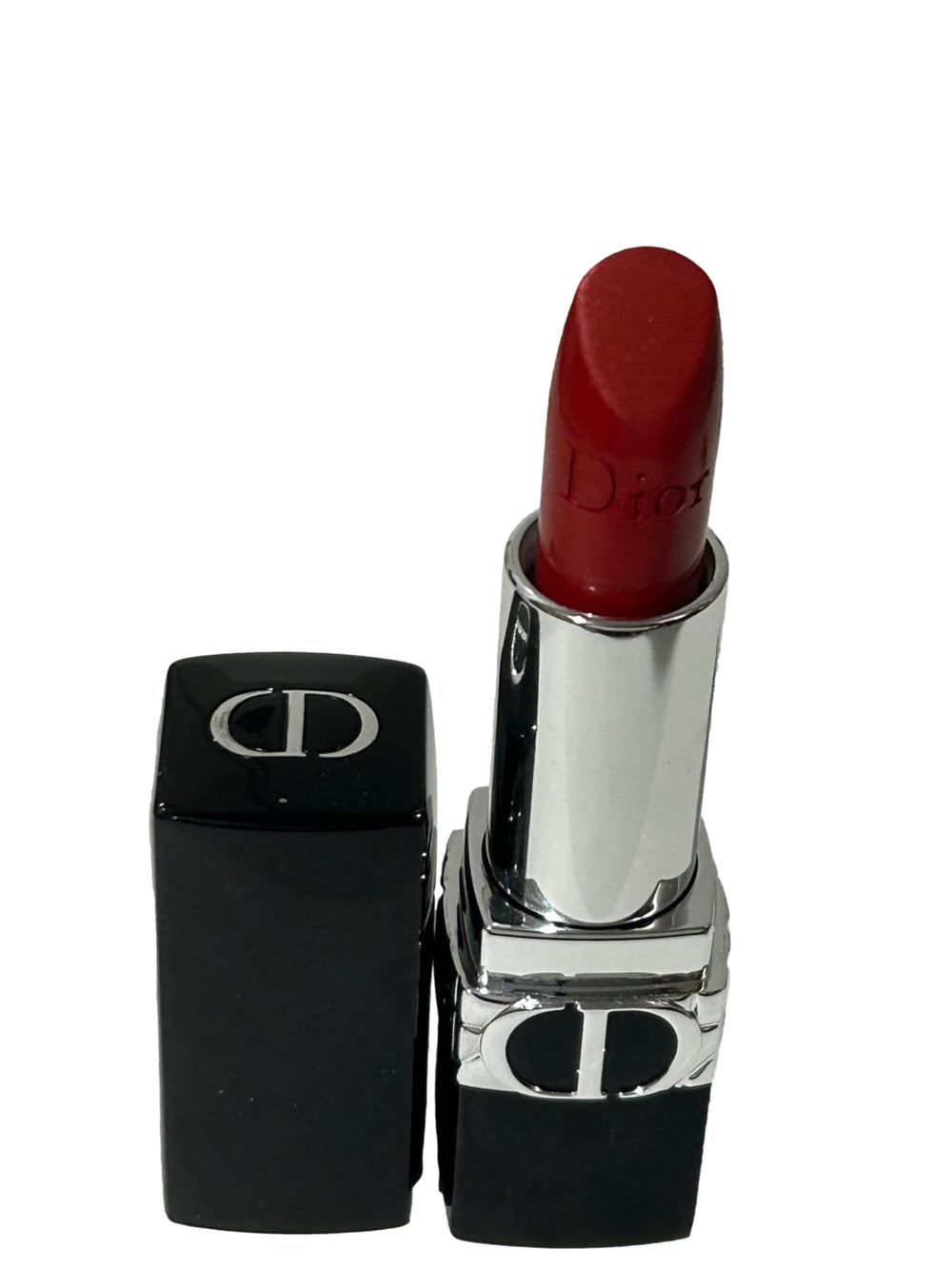 Close-up of Dior Rouge Dioramour Metallic 762 on lips for radiant metallic shine.