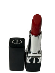 Close-up of Dior Rouge Dioramour Metallic 762 on lips for radiant metallic shine.