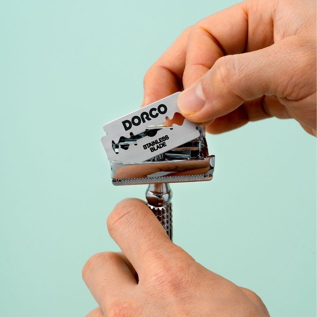 Dorco ST300 blade edge detail supports precise shaving control