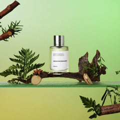 Dossier Aromatic Star Anise spray demonstrates quick, even application for daily wear.