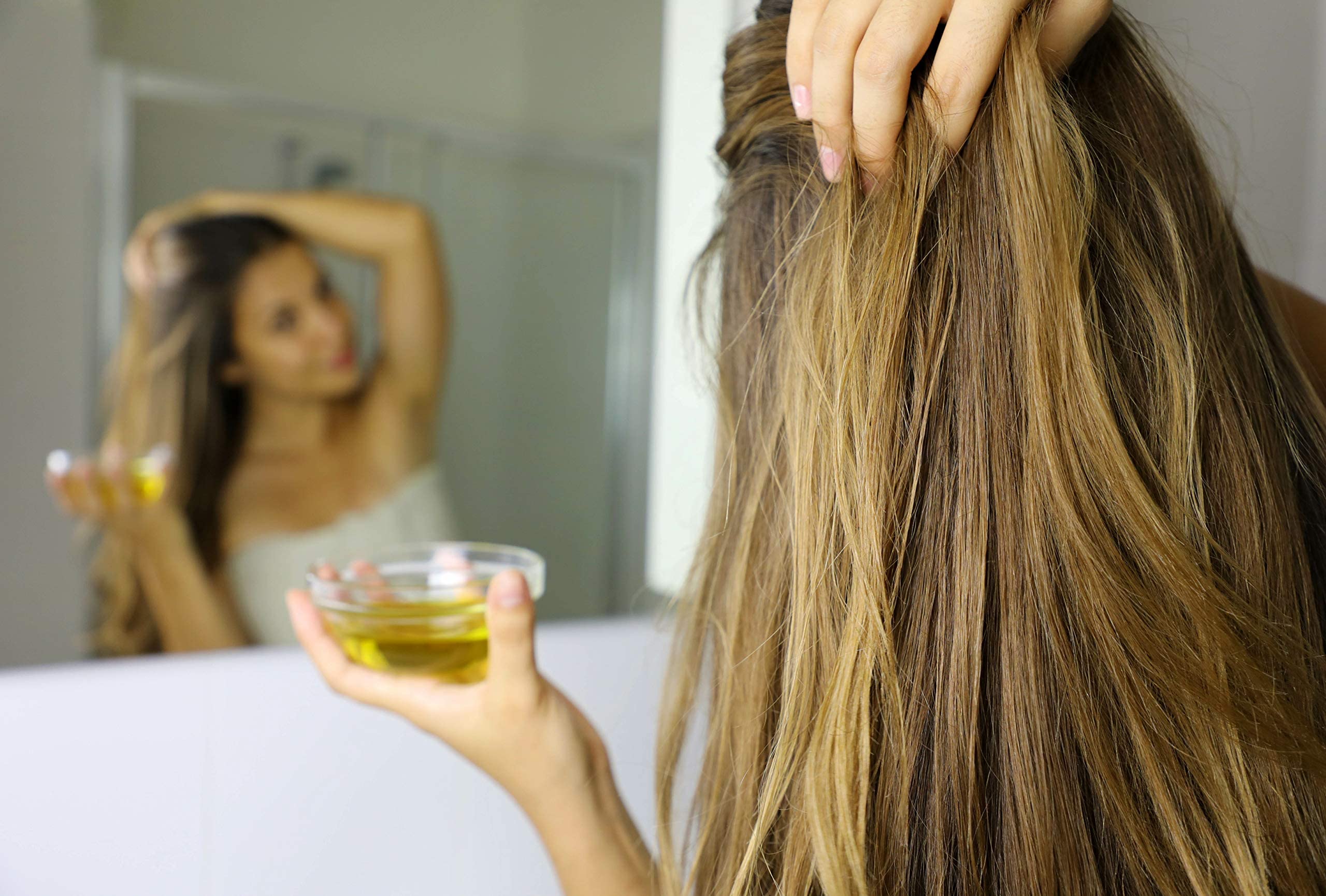 Dr Joe Lab Macadamia Oil pour action demonstrates even distribution and light texture.