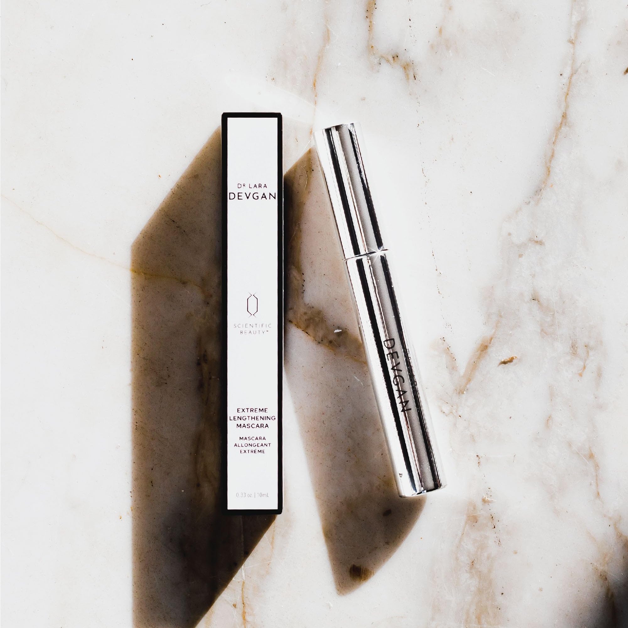 Mascara brush designed for precise lengthening and curling.