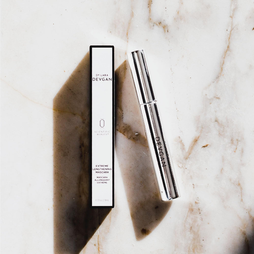 Mascara brush designed for precise lengthening and curling.
