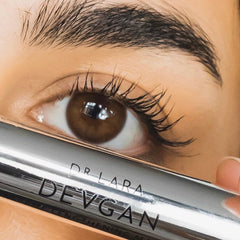 Close-up wand shows fiber-based formula for defined lashes.