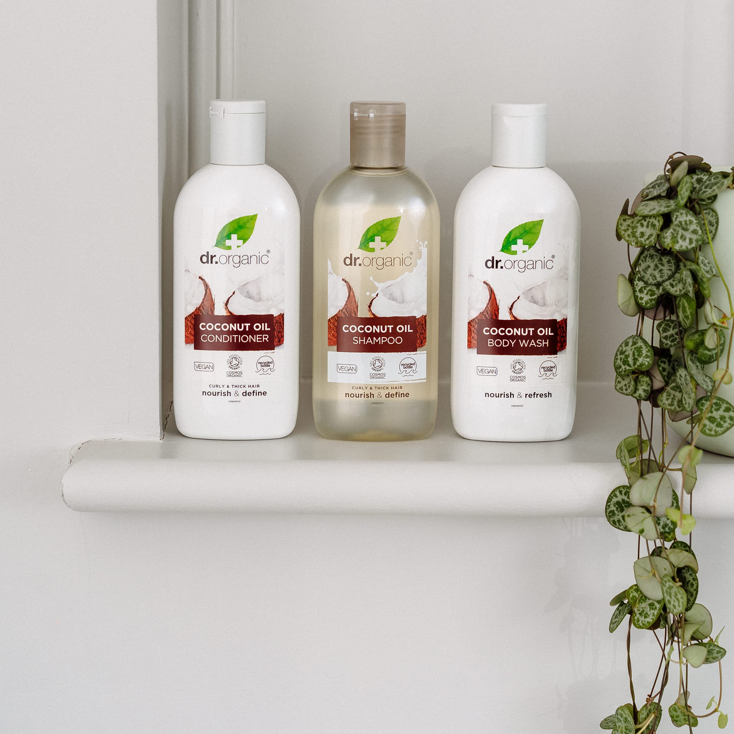 Hair with natural shine—nourished look after wash.