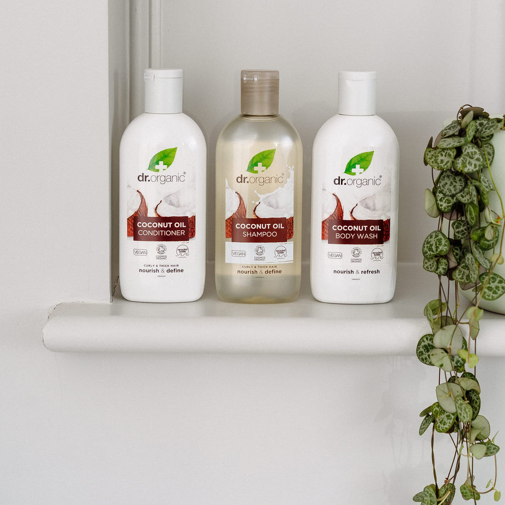 Hair with natural shine—nourished look after wash.