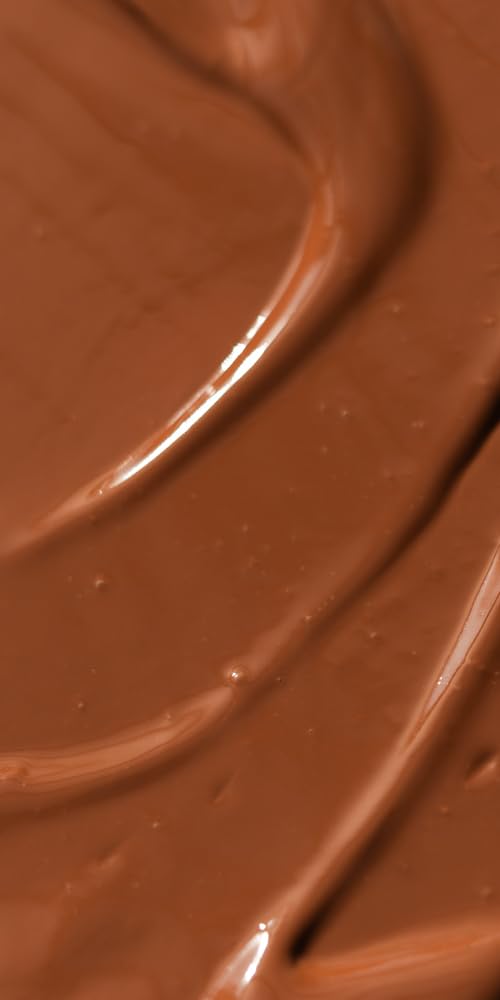 Close-up of mineral pigments delivering sunlit warmth across the complexion.