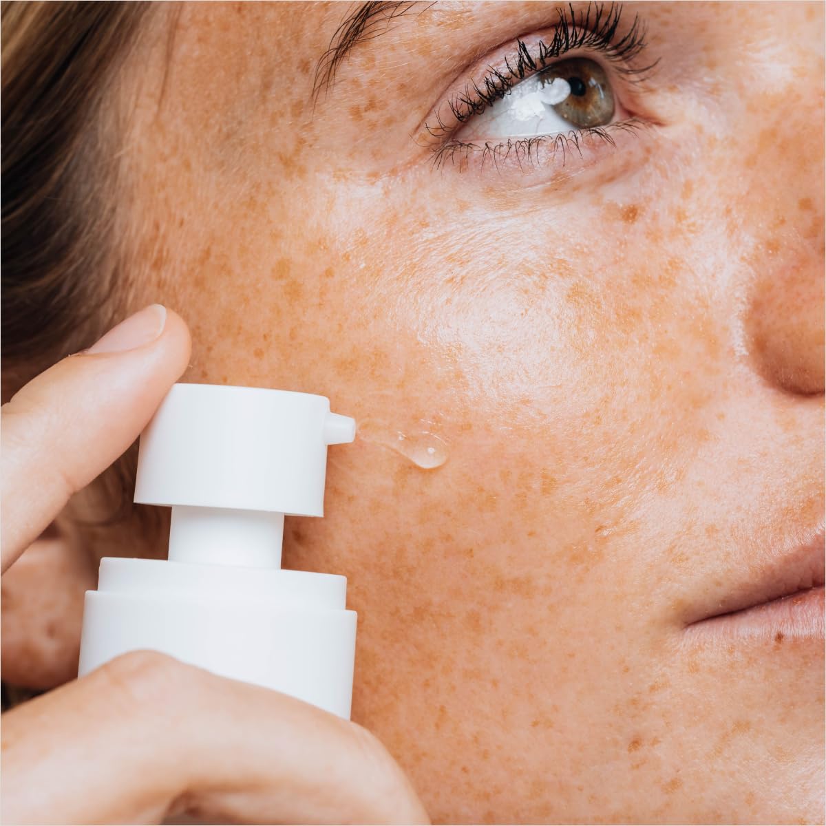 DS Laboratories blemish defense serum dispenser cap demonstrates easy AM/PM application