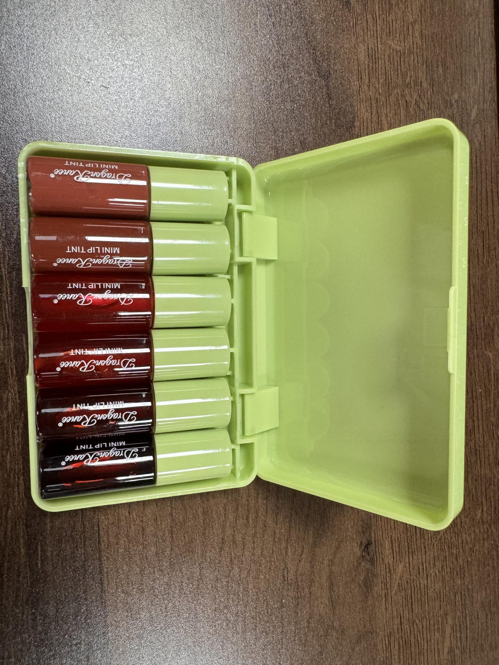 Eakroo lip tint packaging cap details highlight secure, spill-free design.