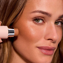 EarthsCure Beach Bronze highlights with hydrating shine and definition.