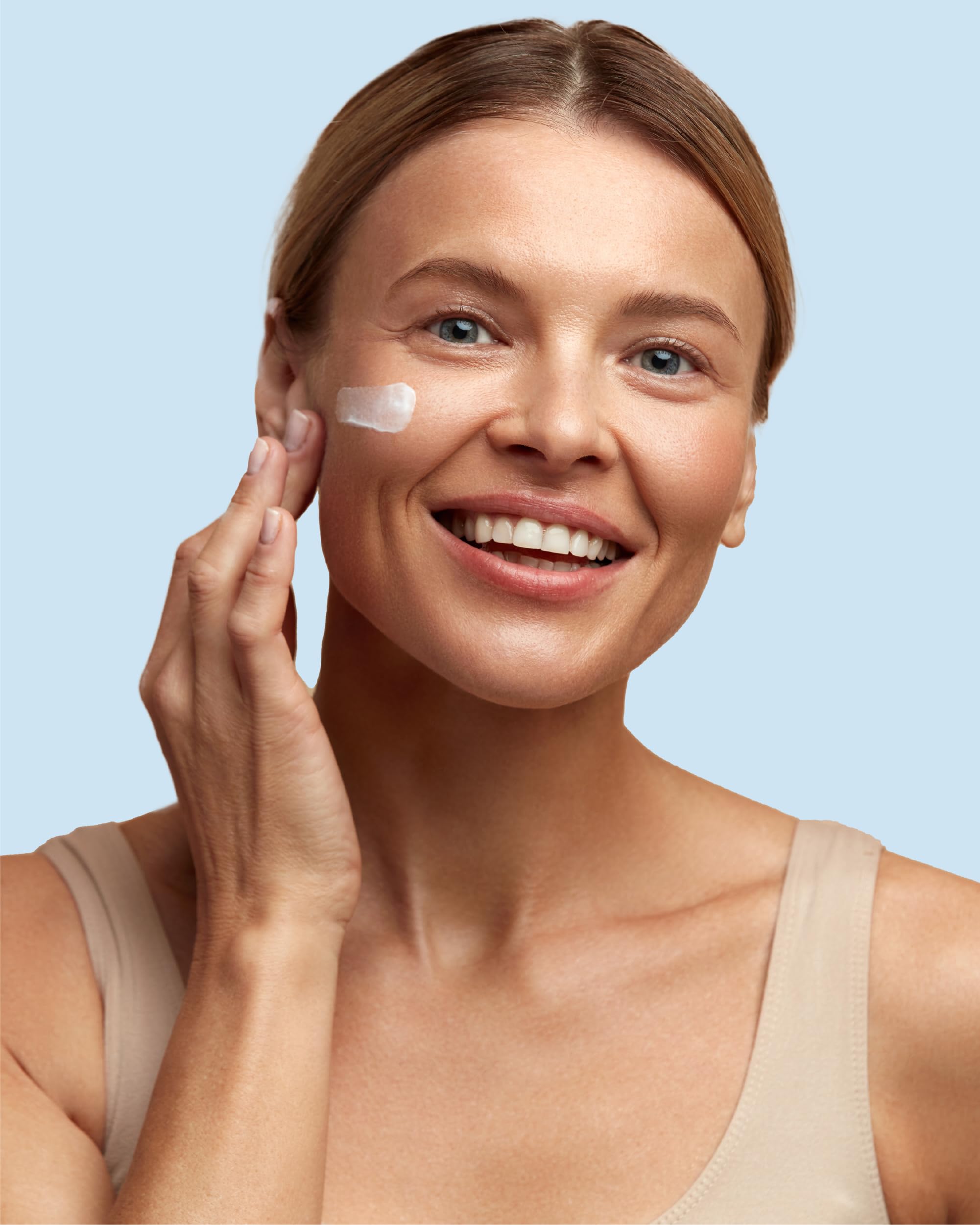 Hands applying Eco Beyond Phyto Aqua Cream during daily routine