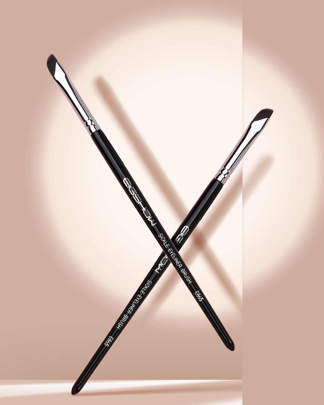 EIGSHOW Eyeliner Brush gel-cream-powder compatible for versatile use.